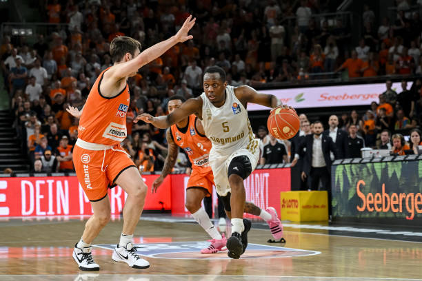 强硬的防守 强硬的防守